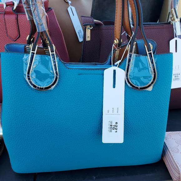 Clothes, purses, beanies, sheet sets - Picture 14 of 16